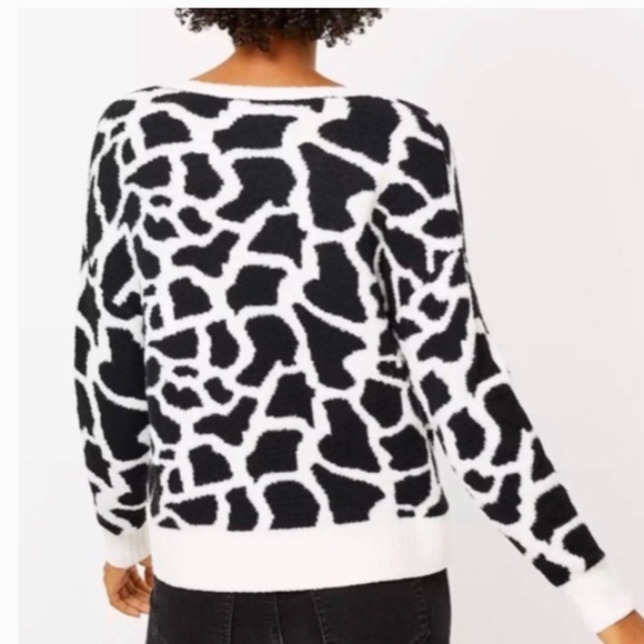 NWT LOFT Black and White Giraffe Print Super Soft Sweater Top Size Large - Picture 2 of 8